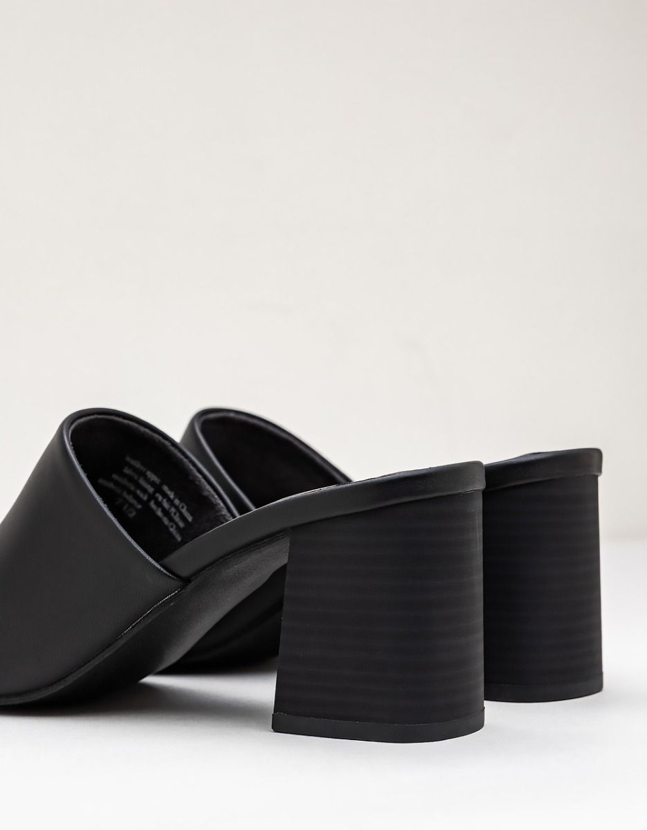 Adapt Sandal in Black_4