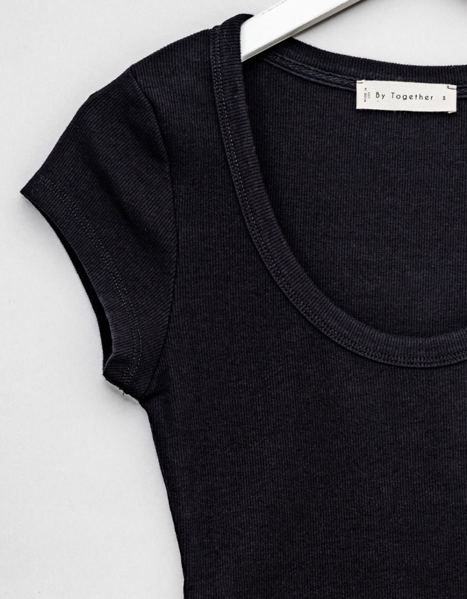 Becca Scoop Tee in Black_2