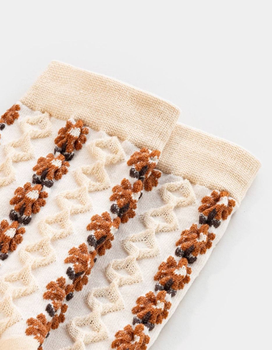 Daisy Stitch Socks in Beige_1
