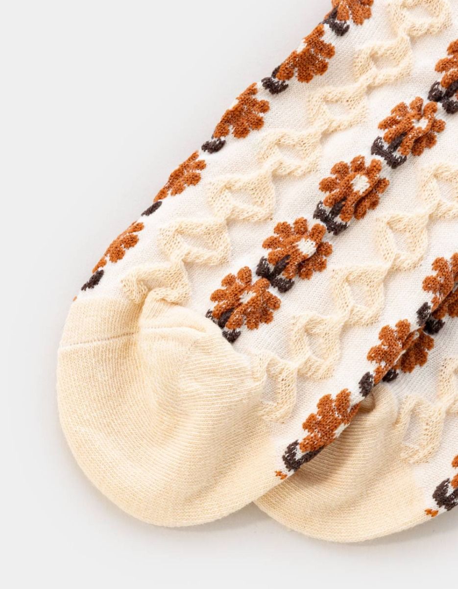 Daisy Stitch Socks in Beige_3