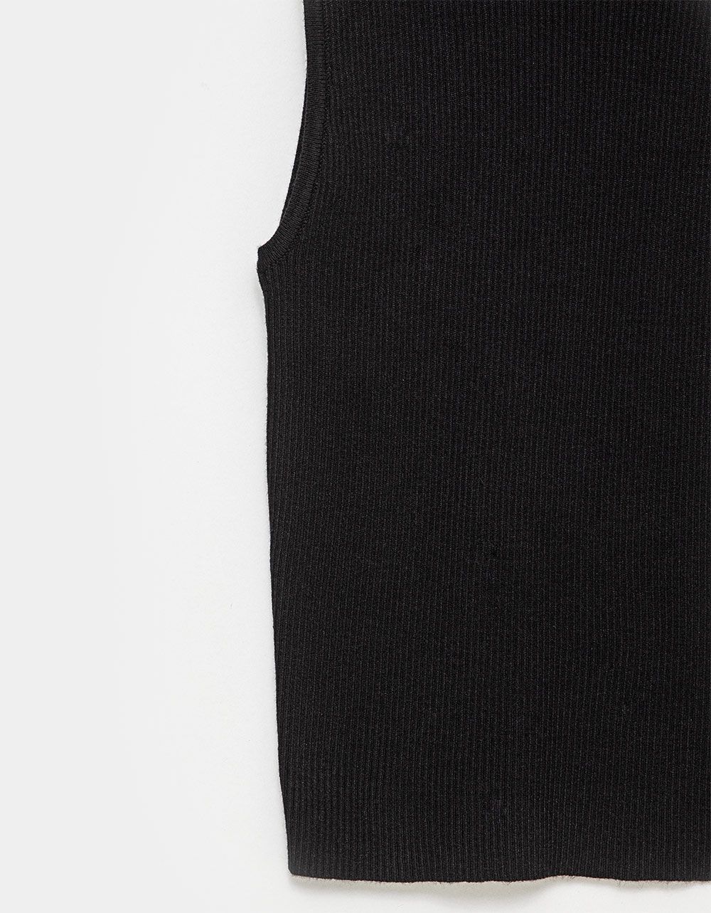 Jean Sleeveless Turtleneck in Black_3
