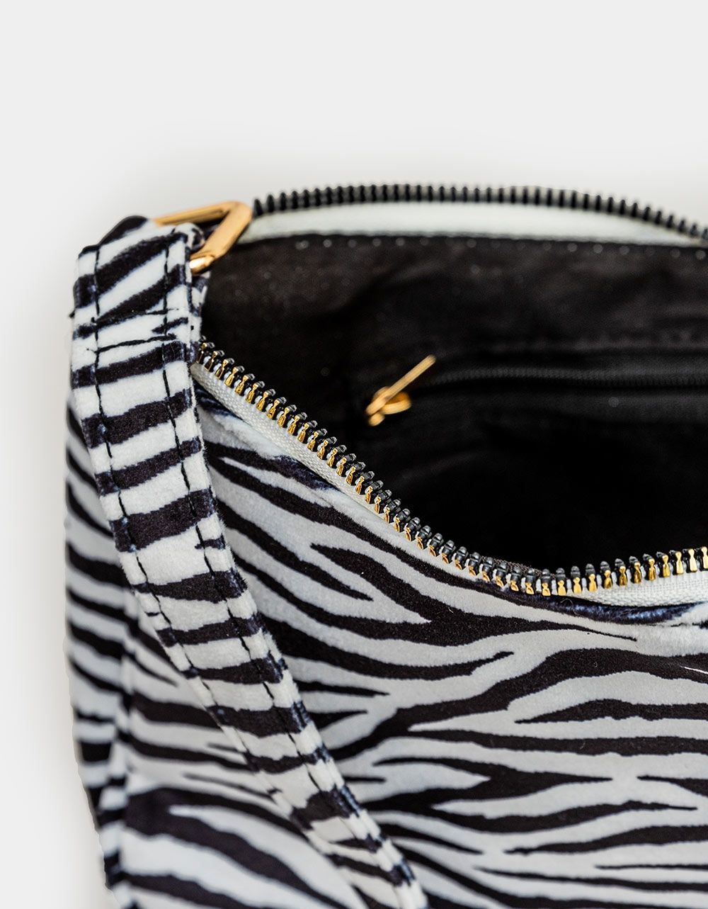 Martina Shoulder Bag in Zebra_5