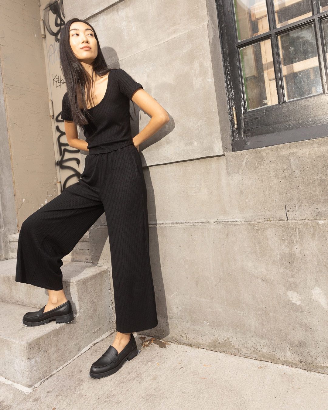 Provence Scoop Tee in Black_4