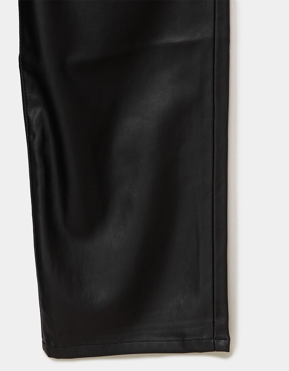 Ribcage Straight in Faux Leather_3