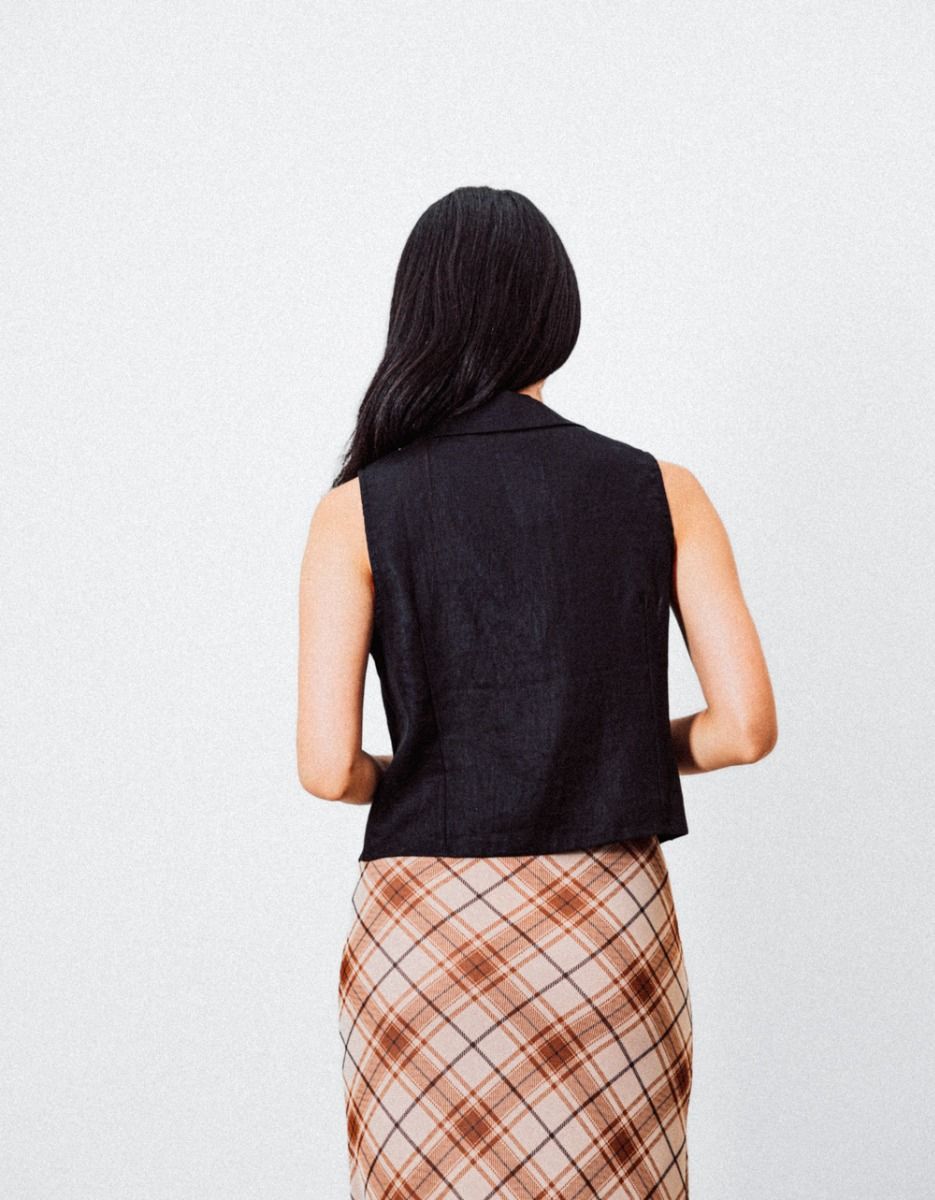 Till Linen Vest in Black_3